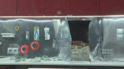 Roban en una tienda de telefonía junto a Gran Vía mediante un butrón: "Estuvieron una hora perforando la pared"