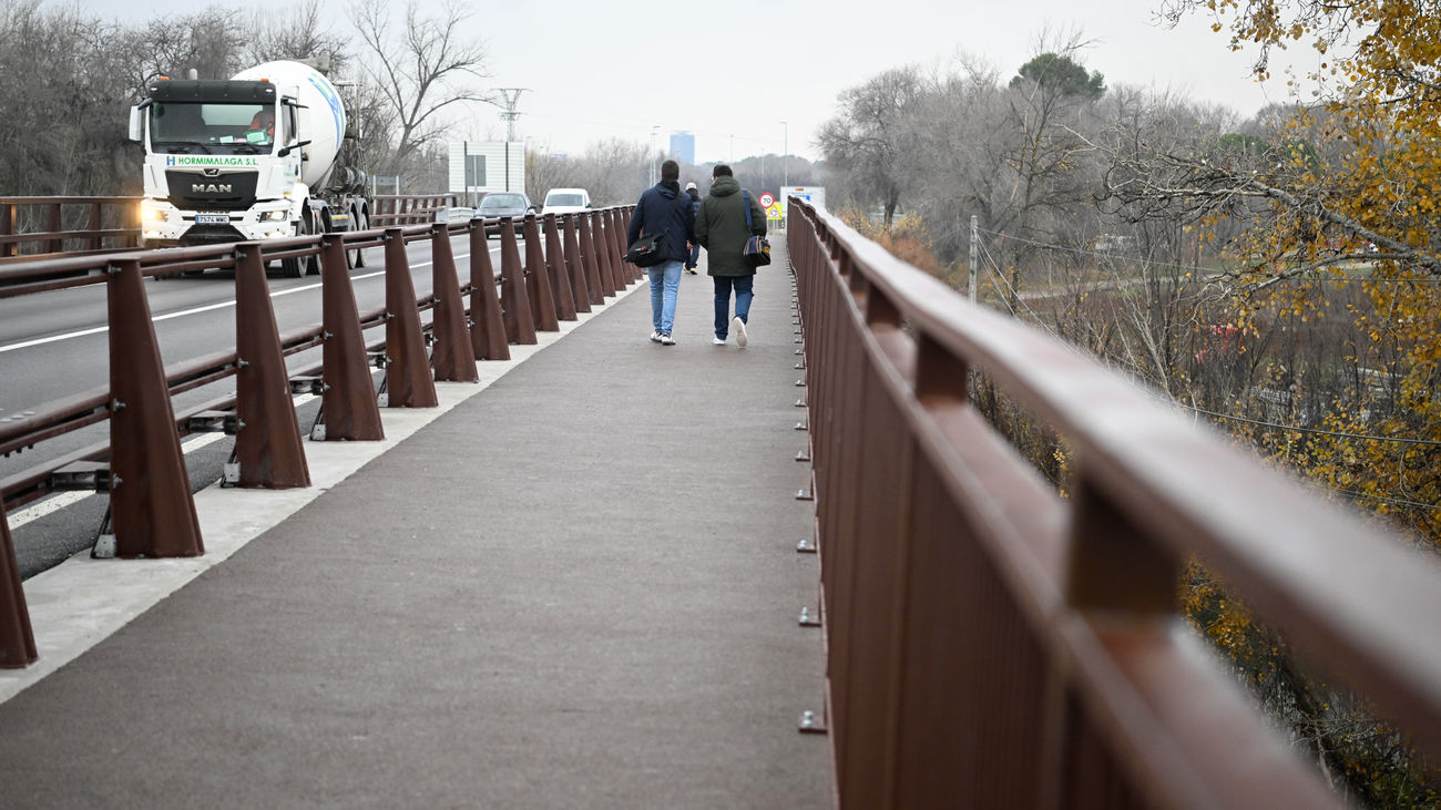 Tráfico y peatones sobre el puente de Zulema, en Alcalá de Henares