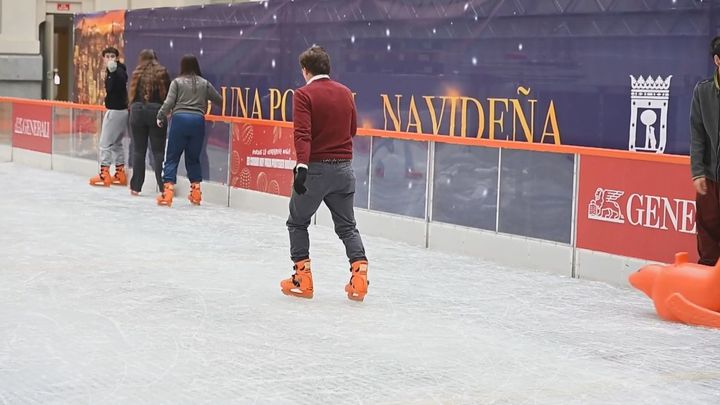 Almeida se pone los patines para inaugurar la pista de hielo de Cibeles