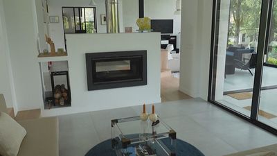 Una chimenea de doble cara hace acogedora esta vivienda de La Moraleja desde cualquier rincón