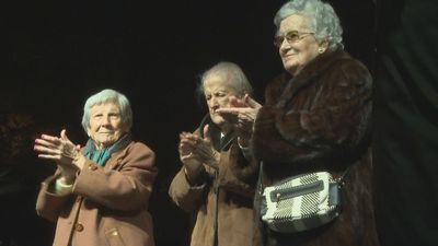 Mujeres centenarias encienden la Navidad en Tres Cantos