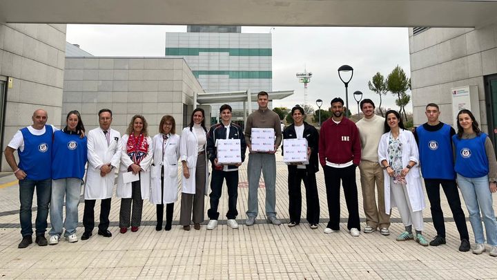 Los jugadores del Atlético de Madrid visitan hospitales repartiendo regalos e ilusión
