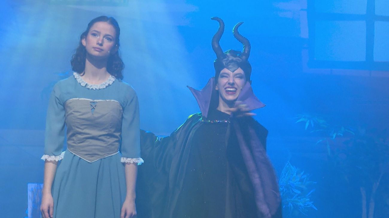 La 'Bella durmiente' despierta sonrisas en La Latina con su versión musical navideña