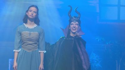 La 'Bella durmiente' despierta sonrisas en La Latina con su versión musical navideña