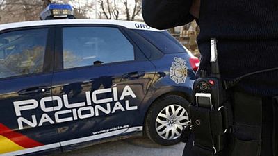 Pillado in fraganti mientras daba un 'alcantarillazo' para robar 2.000 euros en Carabanchel