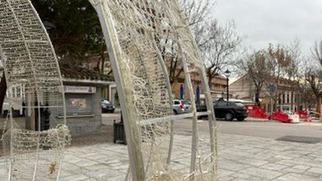 Daños en la bola de Navidad de la plaza de Brunete