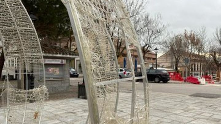 Destrozan parte de la decoración navideña de Brunete