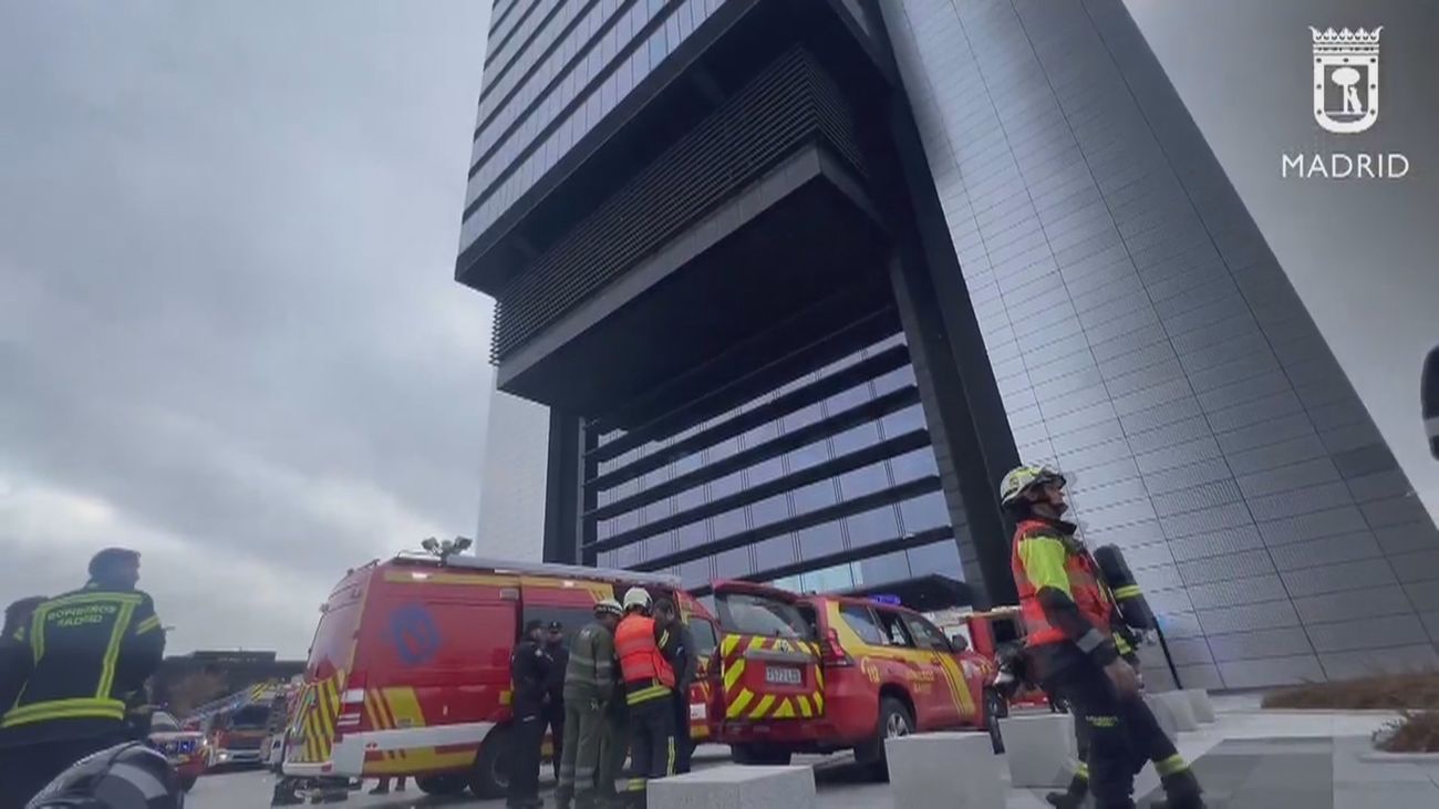Así ha sido el desalojo “tranquilo” de la Torre Foster, la segunda más alta de España