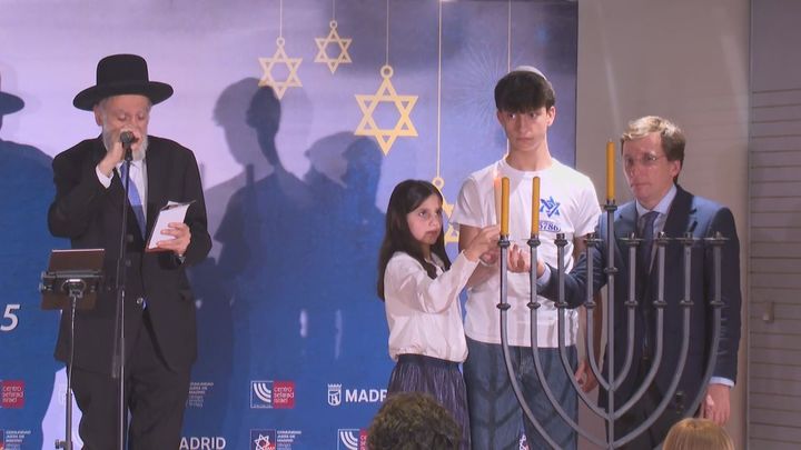 Almeida participa en la celebración de la Janucá en Madrid y condena el atentado de Sídney