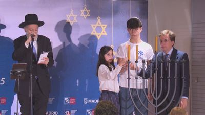 Almeida participa en la celebración de la Janucá en Madrid y condena el atentado de Sídney