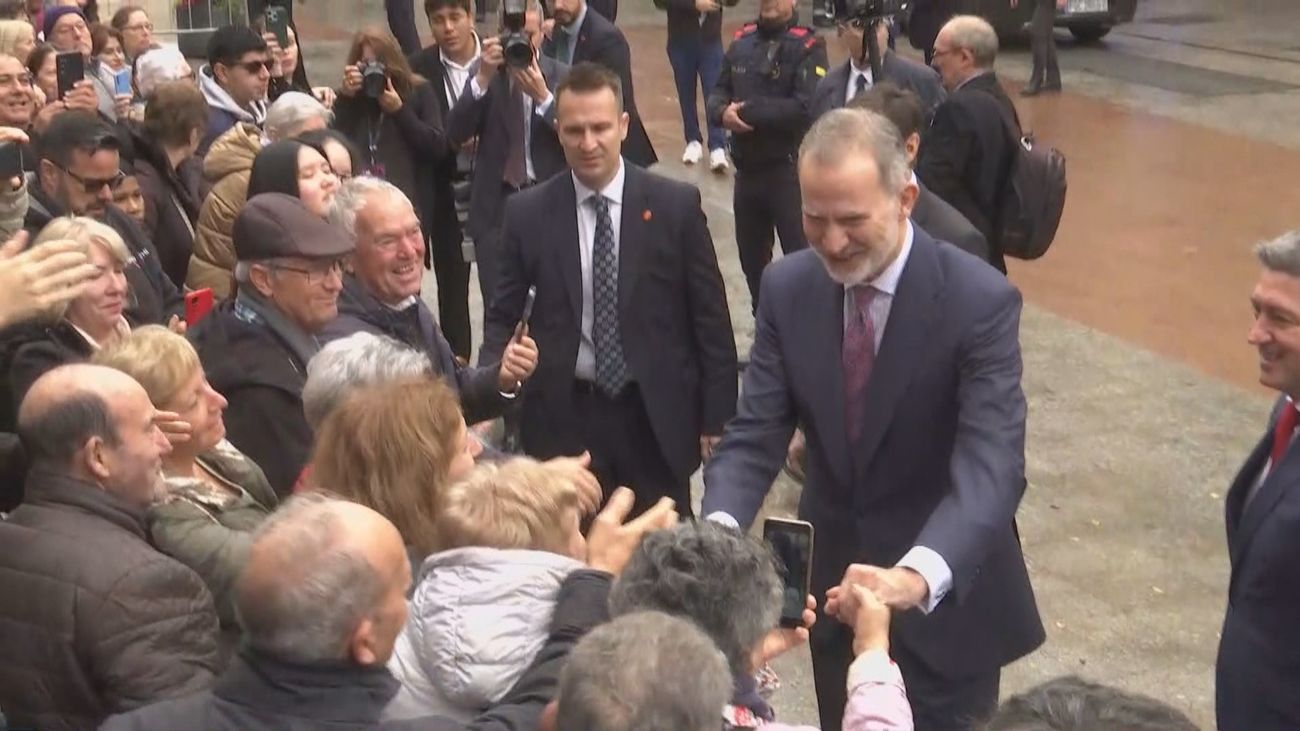 Felipe VI pide abordar la diversidad sin sectarismos en L'Hospitalet: "Las soluciones simples no suelen ser solidarias"