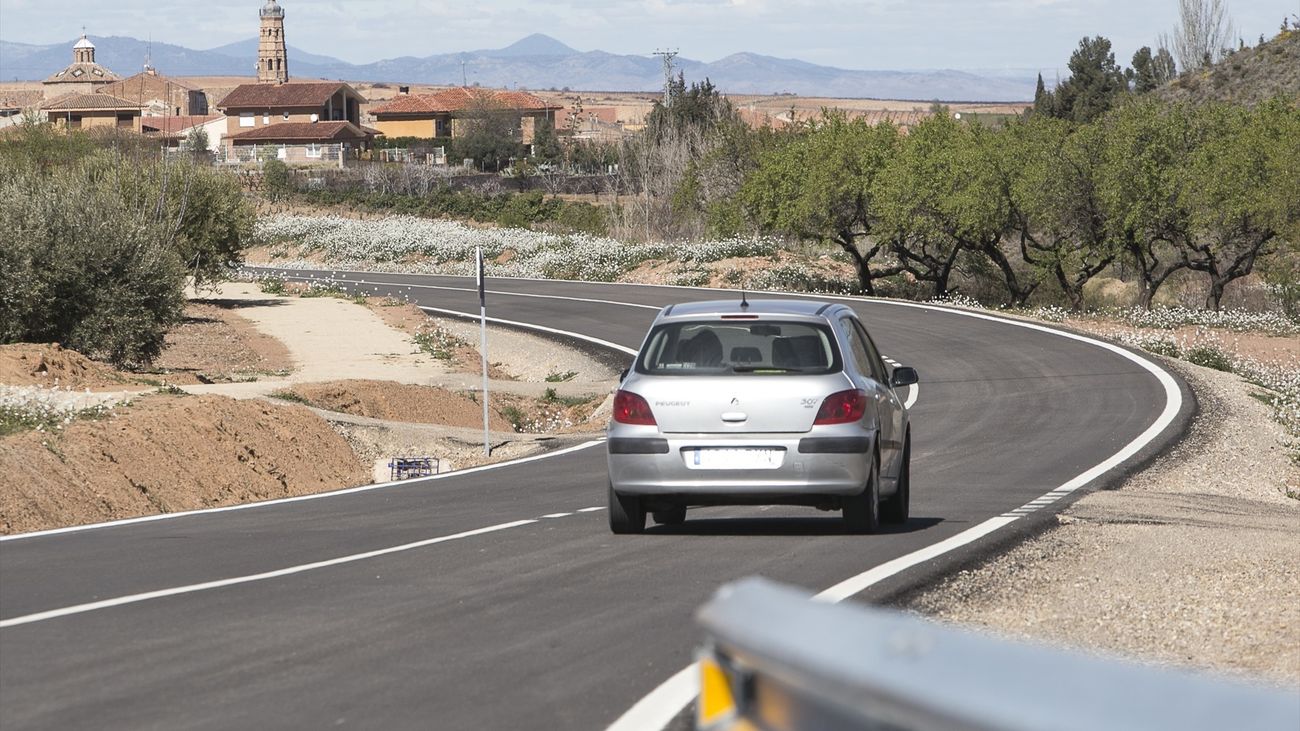 Un vehículo afronta una curva en una carretera convencional