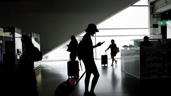 Viajeros en la Estación Sur de Autobuses de Madrid
