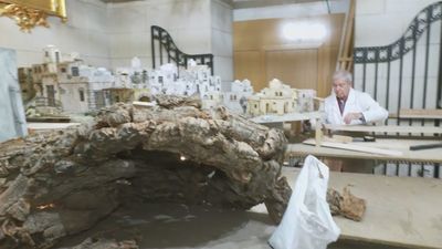 El gran belén de la Catedral de la Almudena se prepara para su inauguración en Nochebuena