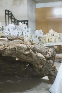 El gran belén de la Catedral de la Almudena se prepara para su inauguración en Nochebuena