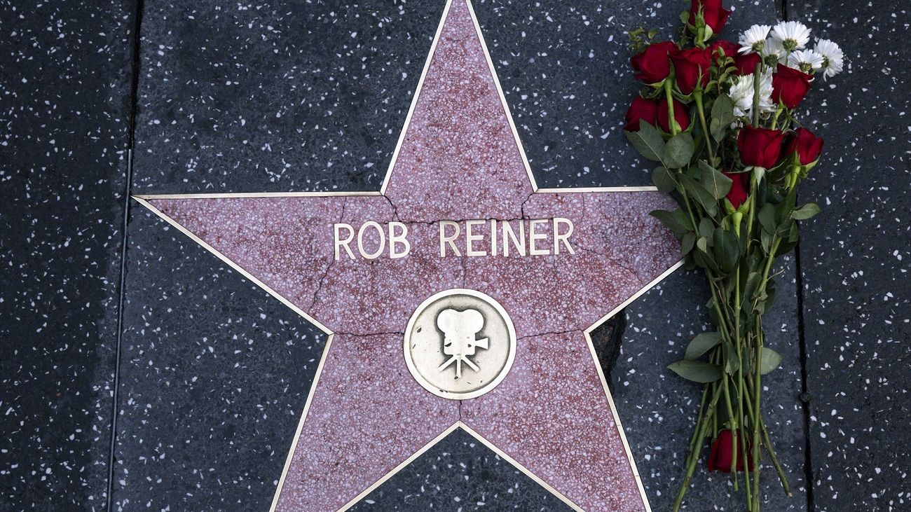 Flores dejadas en la estrella de Rob Reiner en el Paseo de la Fama de Hollywood