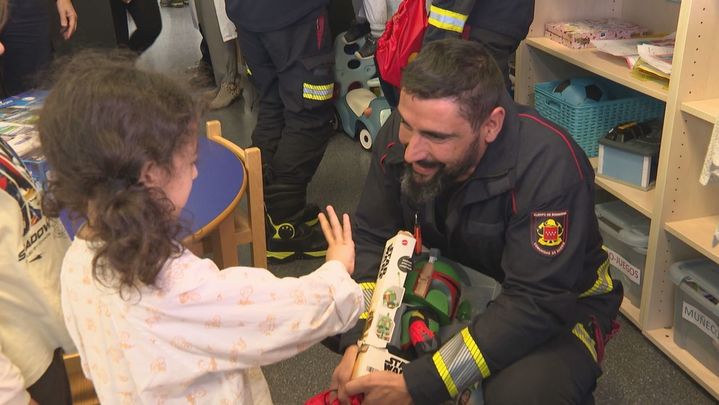 Los Bomberos de la Comunidad regalan ilusión a los pequeños hospitalizados