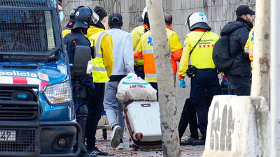 Los Mossos desalojan a 400 okupas, en su mayoría inmigrantes, de un antiguo instituto de Badalona