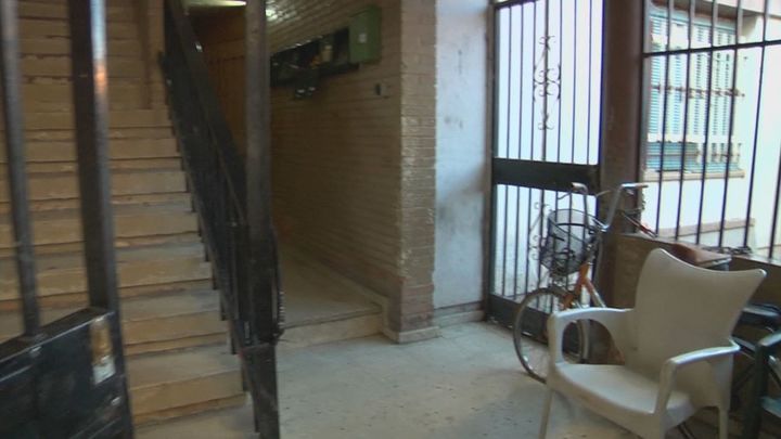 La Policía investiga el paradero de los padres de un bebé abandonado en un portal de Sevilla