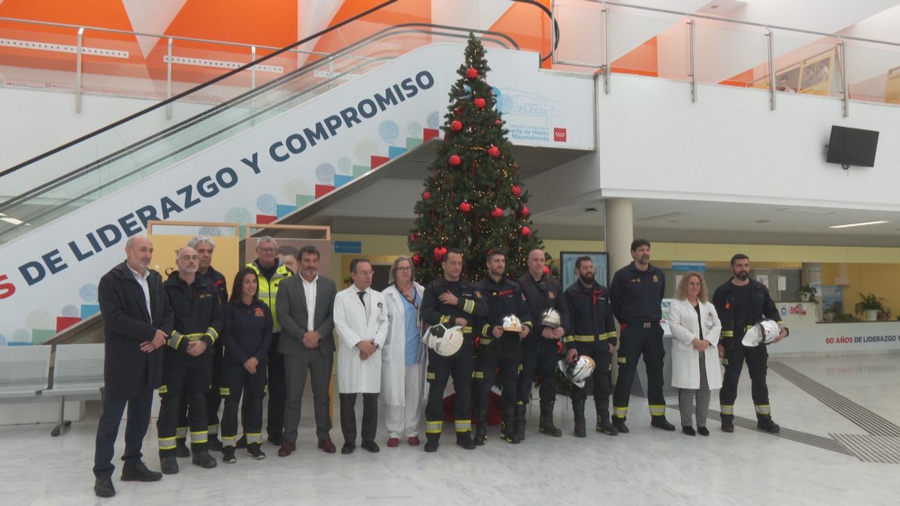 Los bomberos de la Comunidad de Madrid llevan la alegría navideña a los niños hospitalizados