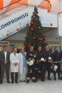 Los bomberos de la Comunidad de Madrid llevan la alegría navideña a los niños hospitalizados