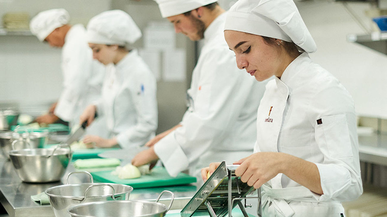 La Comunidad de Madrid amplía la convocatoria de técnicos de cocina a 59 plazas