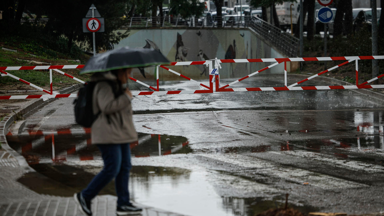 Lluvias intensas causan inundaciones en Badalona y preocupación en Catarroja