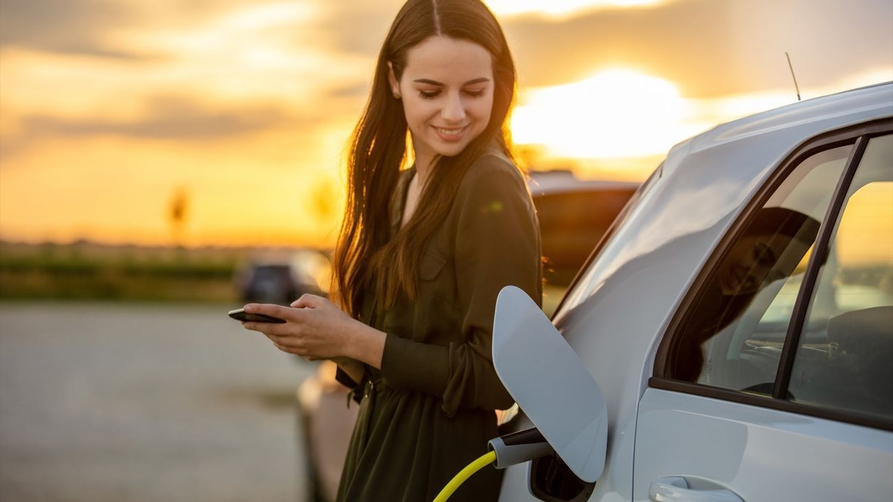 Un coche eléctrico cargando