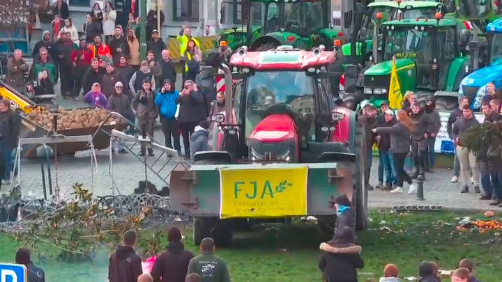 Diez mil agricultores europeos colapsan Bruselas contra los recortes de la PAC y el acuerdo con Mercosur