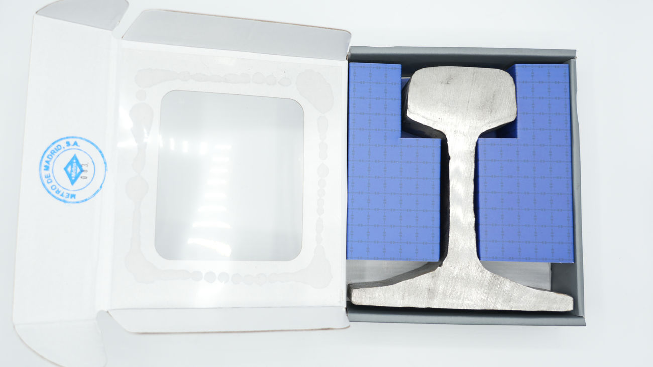 Una sección de vía de la línea 6 de Metro de Madrid en su estuche de venta