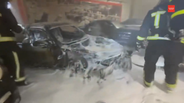 VÍDEO: Arde un vehículo de alta gama en el interior de un concesionario de Alcobendas