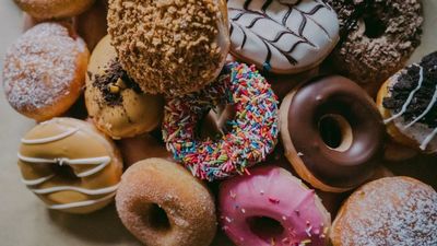 Consumo limitará los ultraprocesados y frituras en todos los centros públicos