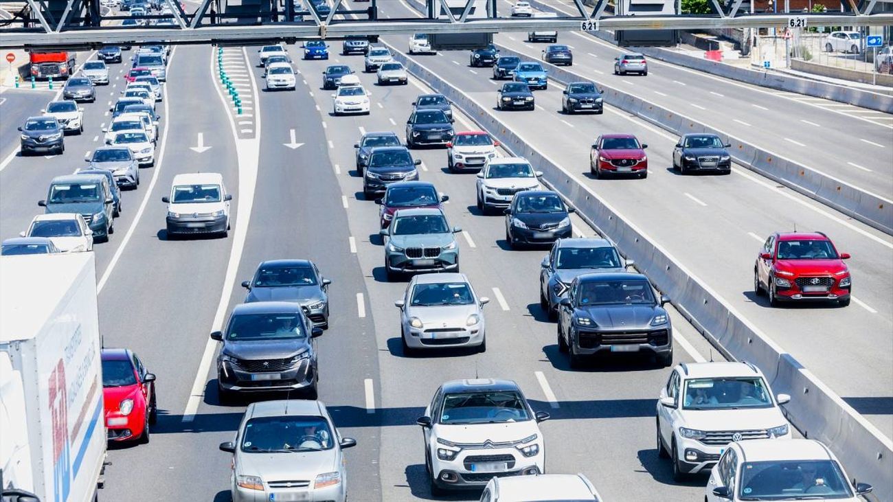 Vehículos circulando por la autovía