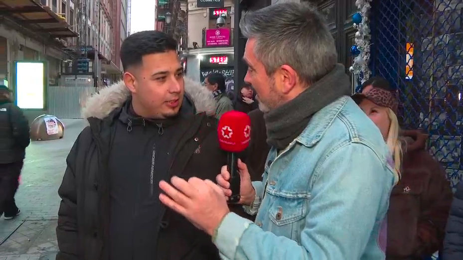 La ilusión a pocos días del Sorteo de la Lotería de Navidad vuelve a llenar Doña Manolita