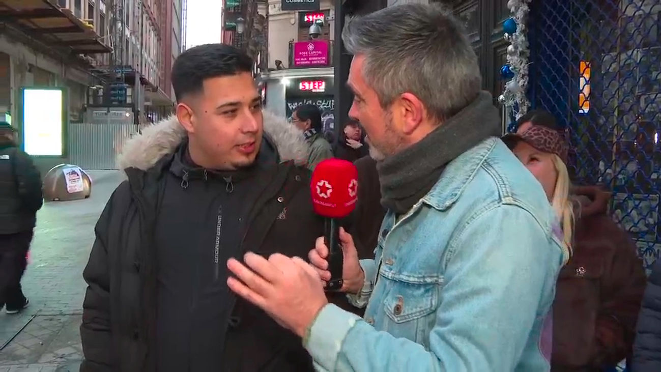 La ilusión a pocos días del Sorteo de la Lotería de Navidad vuelve a llenar Doña Manolita