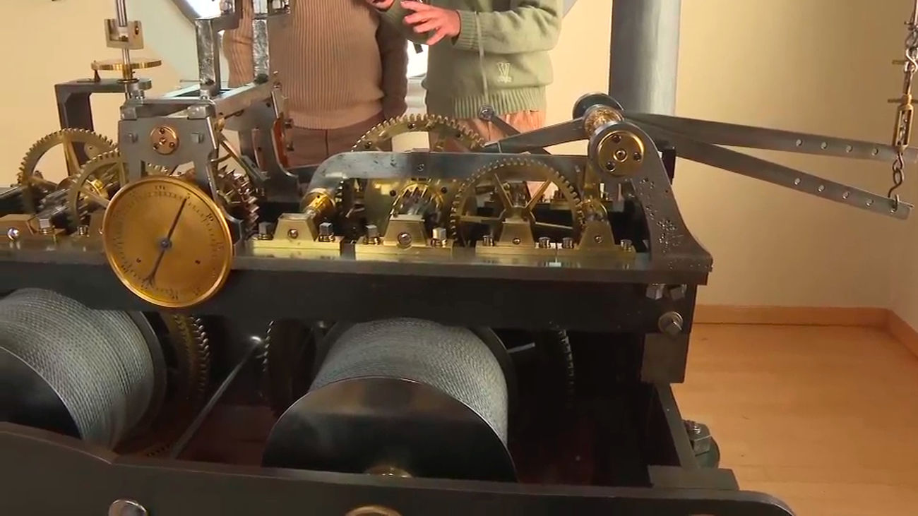 Así se prepara el reloj de la Puerta del Sol para la Nochevieja