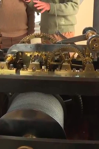 Así se prepara el reloj de la Puerta del Sol para la Nochevieja