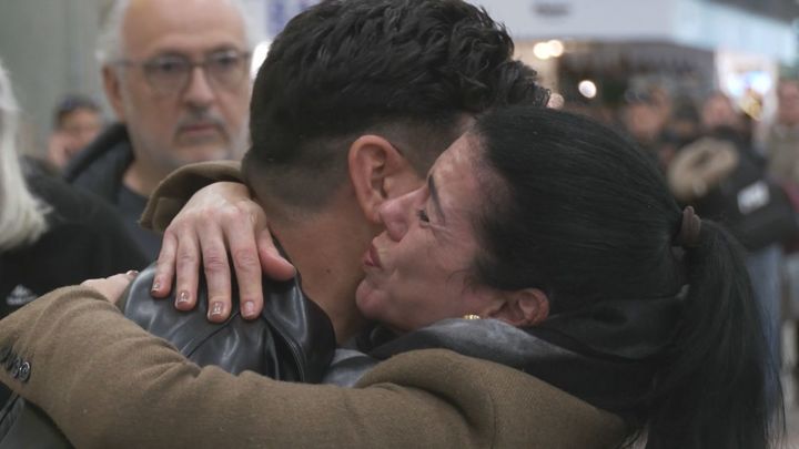 Sonrisas y lágrimas en Barajas a pocos días del arranque de la Navidad