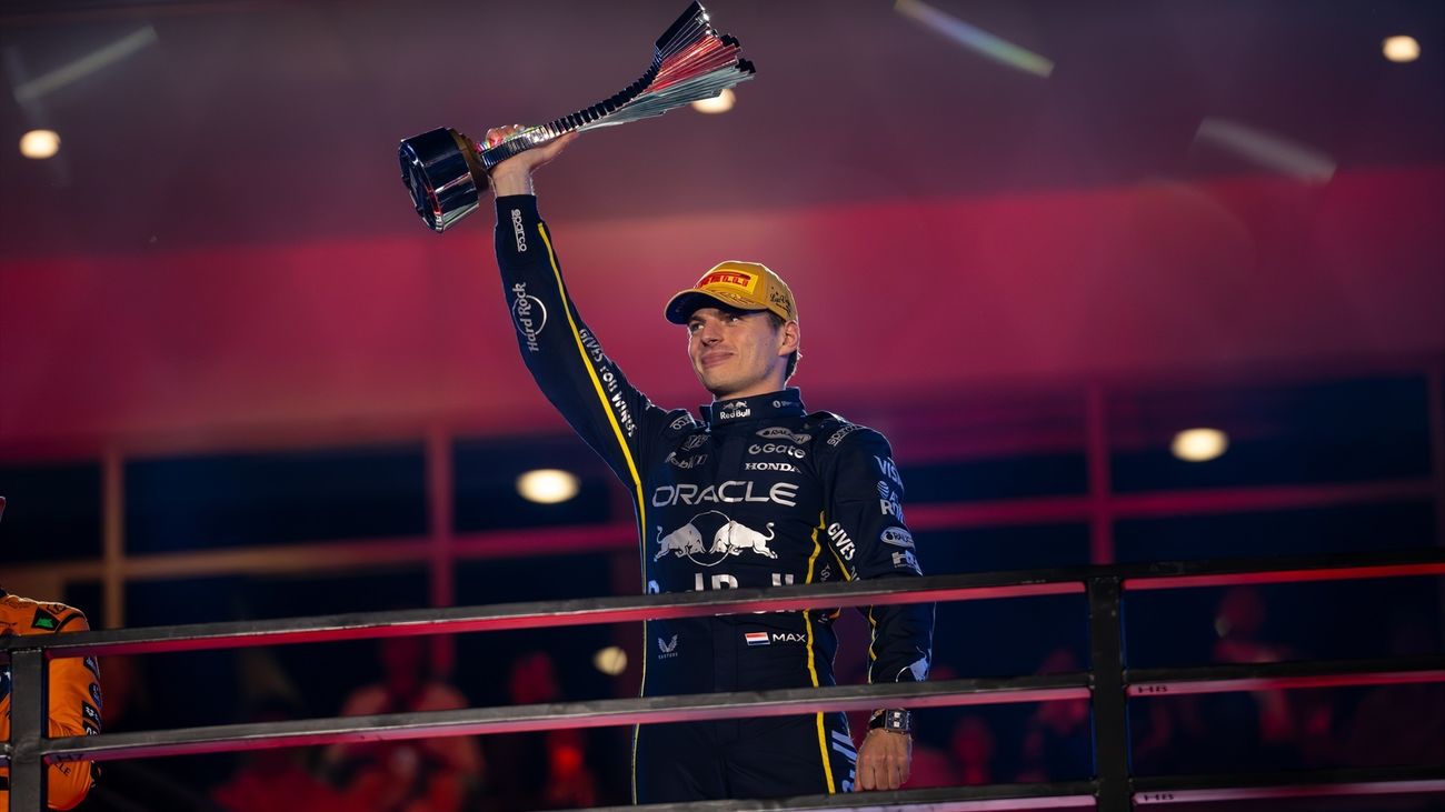 Max Verstappen, de Oracle Red Bull Racing, levanta su trofeo en el podio durante el Gran Premio de F1 de Las Vegas