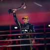 Max Verstappen, de Oracle Red Bull Racing, levanta su trofeo en el podio durante el Gran Premio de F1 de Las Vegas