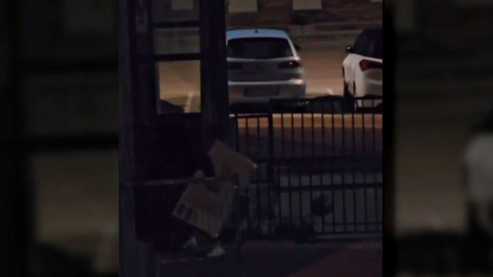 VÍDEO: Cazan a un ladrón saliendo por la ventana de un centro de mayores en Parla con un televisor robado
