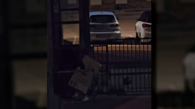 VÍDEO: Cazan a un ladrón saliendo por la ventana de un centro de mayores en Parla con un televisor robado