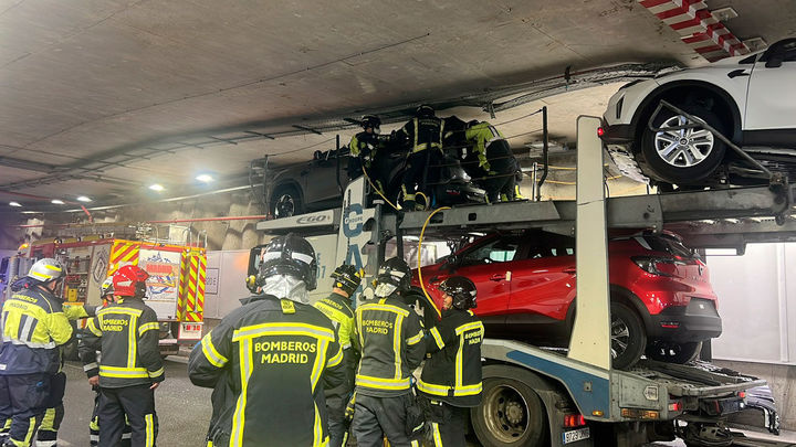 Un trailer cargado de coches se queda atrapado en el túnel de Bailén