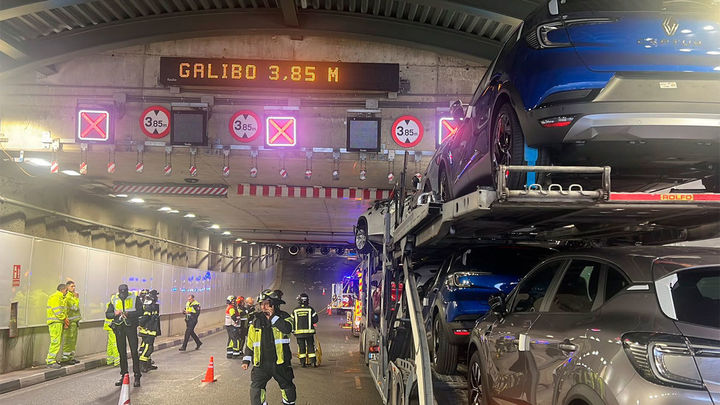 Bomberos de Madrid tratando de liberar el trailer en el túnel de la calle Bailén / @Emergencias Madrid