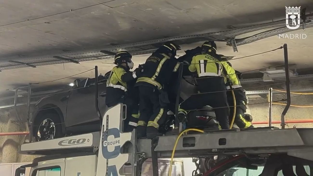 Los bomberos consiguen sacar el tráiler cargado de coches  atrapado en el túnel de Bailén