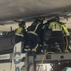 Los bomberos consiguen sacar el tráiler cargado de coches  atrapado en el túnel de Bailén