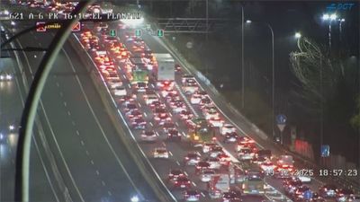 Complicaciones en las salidas por la A-4  y la A-6 al inicio de la operación de Navidad