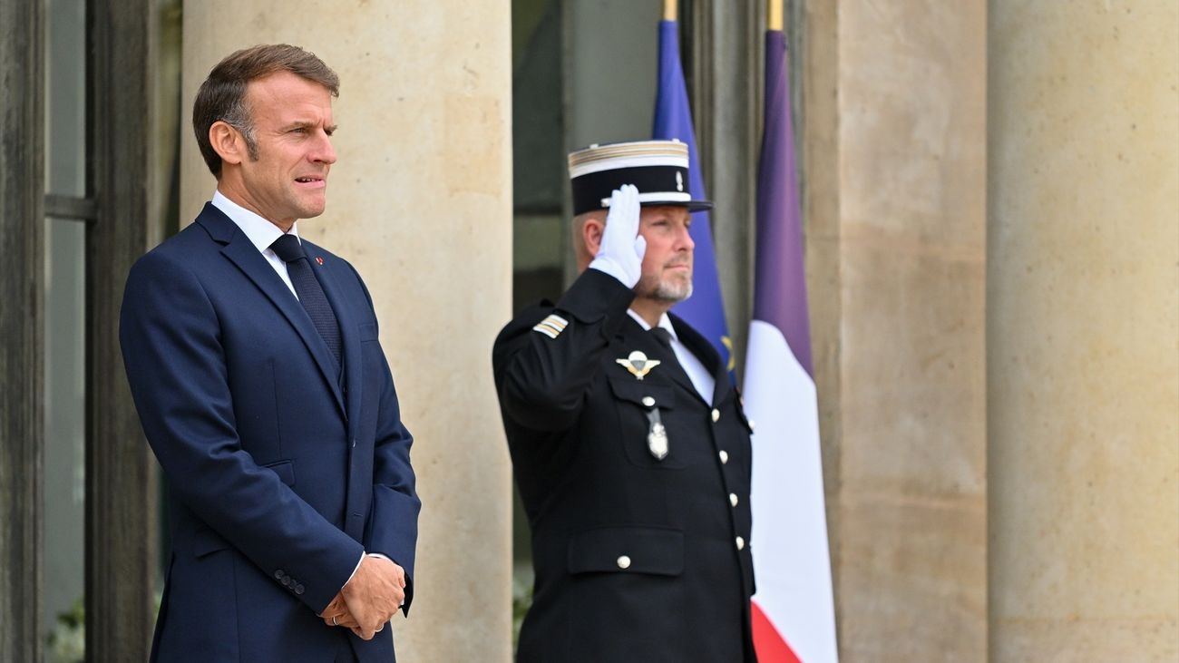 El presidente francés Emmanuel Macrón en la entrada del Palacio del Elíseo