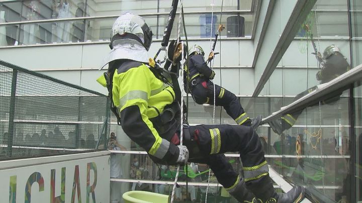 Bomberos de la Comunidad llevan ilusión navideña a los niños ingresados en el Gregorio Marañón