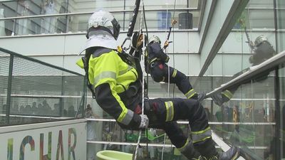 Bomberos de la Comunidad llevan ilusión navideña a los niños ingresados en el Gregorio Marañón